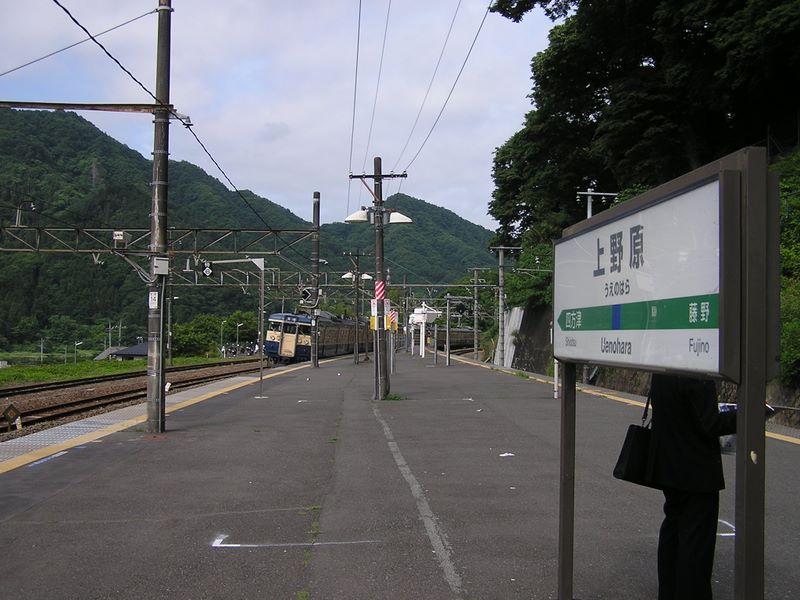 河口湖行き電車を見送る