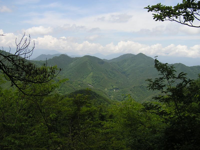 小さなピークから南アルプス方面を望む