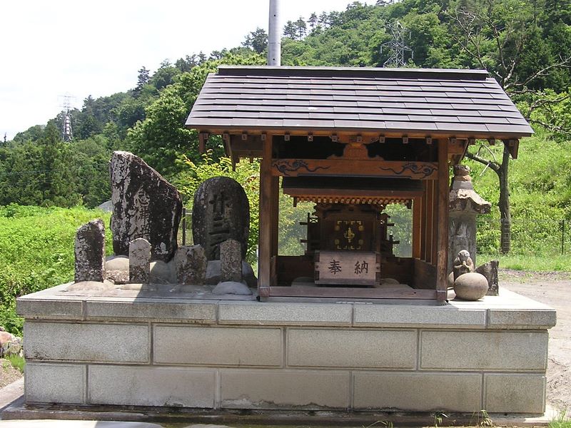 左の石に廿三夜と刻まれている