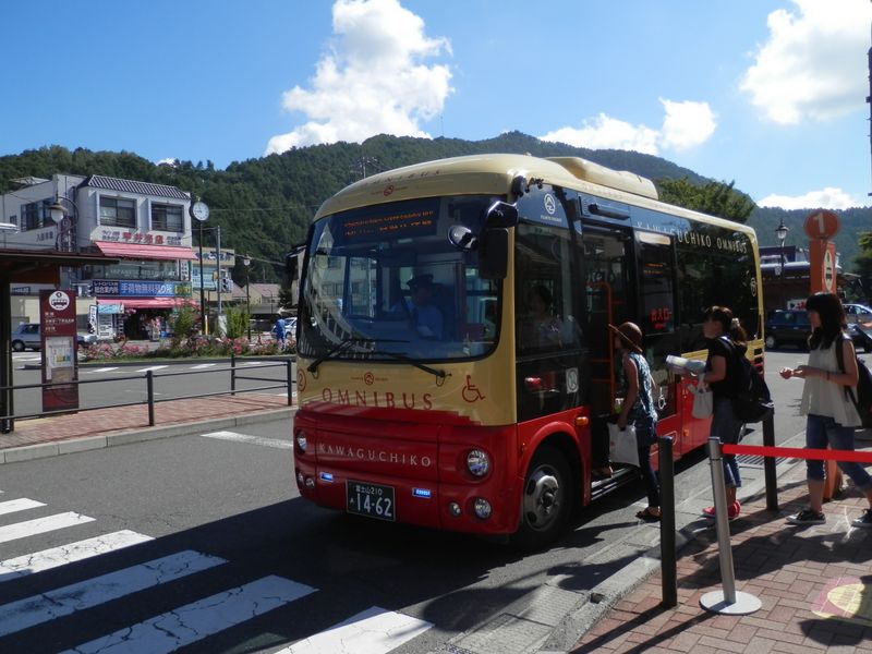 このモダンなバスがレトロバス？