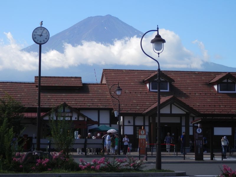 河口湖駅前でバスを待つ人々