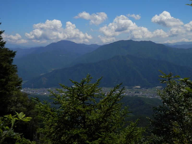 御正体山（左）、鹿倉山、杓子山（右）、倉見山（手前）