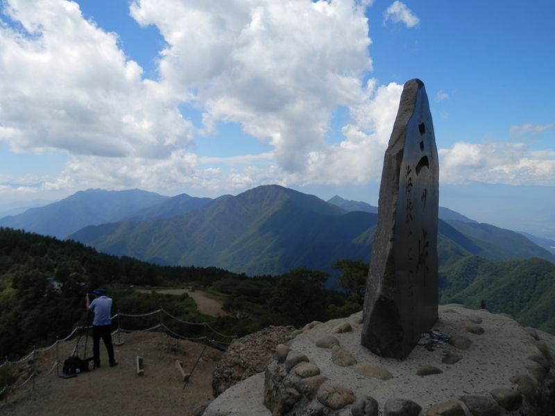 黒岳（中央）とその右に釈迦ヶ岳