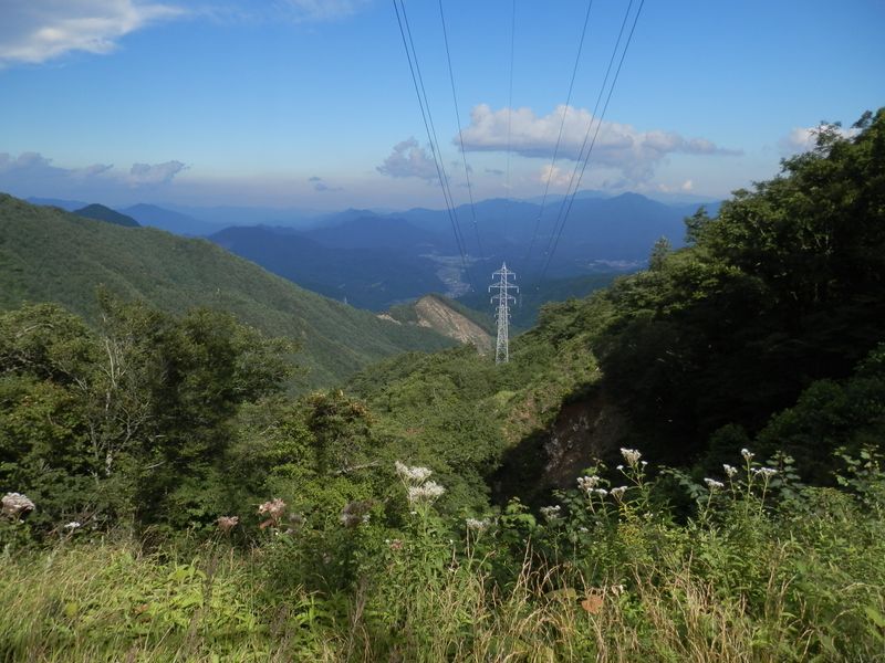 送電鉄塔下より、東方に道志と丹沢の山々を望む