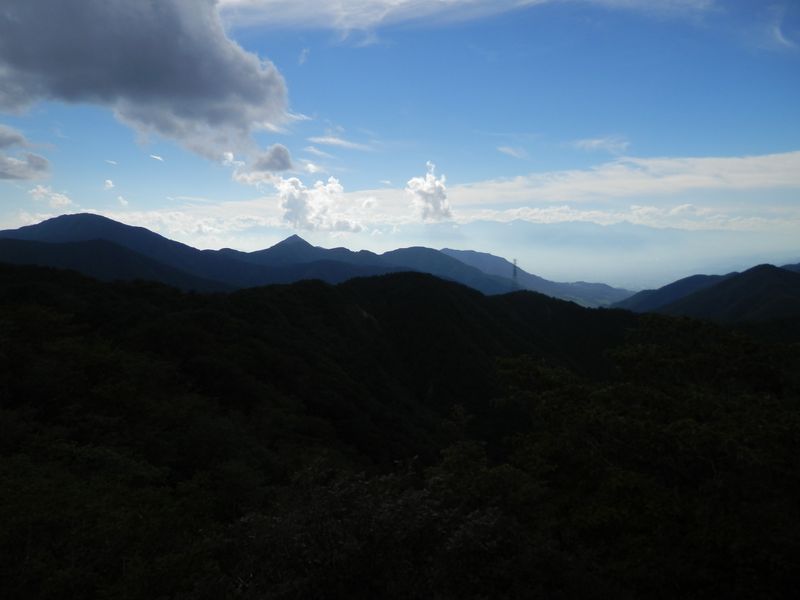 清八山よ黒岳（左）と釈迦ヶ岳（尖鋭）を望む。遠方に南アルプス