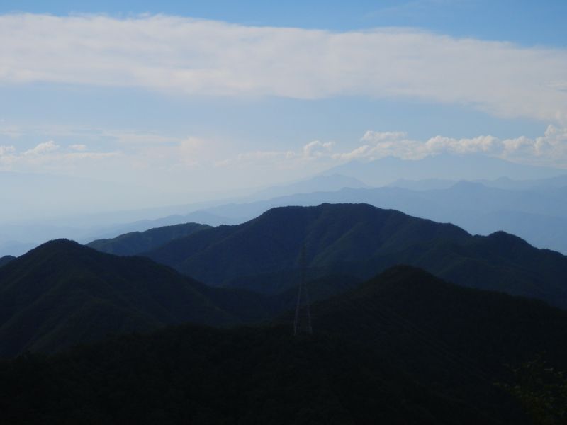 清八山より、八ヶ岳（右遠方）と茅ヶ岳（その手前）を望む
