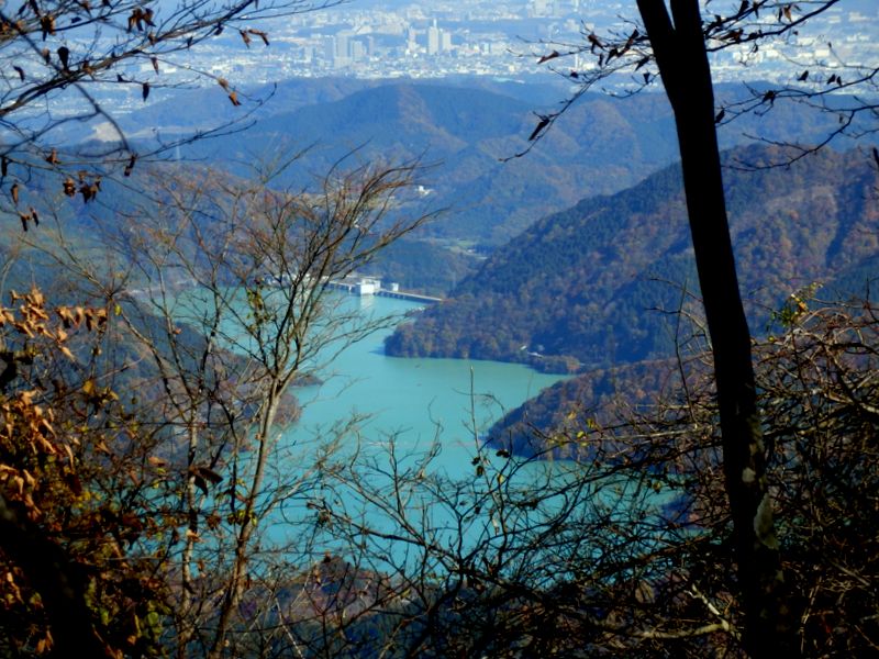 宮ヶ瀬ダムを望む