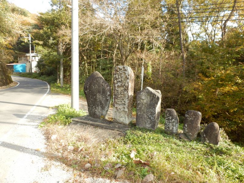 この石碑群から秋山川に下りる