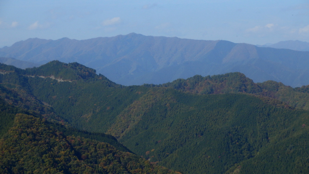 権現山、雨降山、右に三頭山