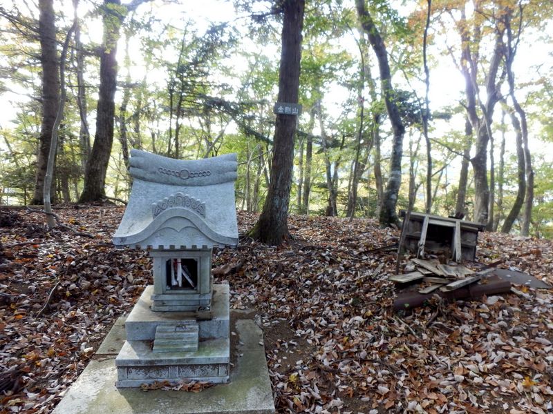 金剛山に新旧の祠