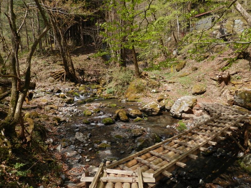 川の増水時には、木橋を渡れなくなる