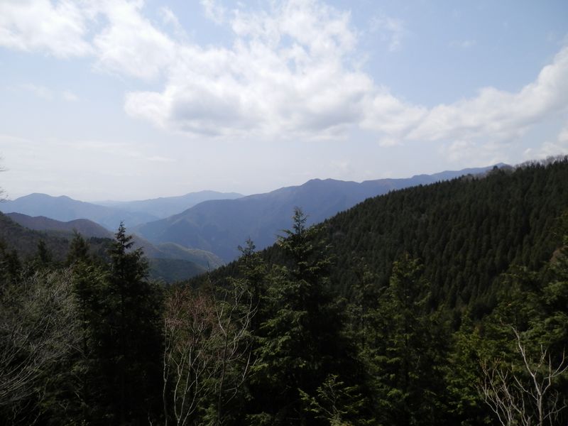 踊平から石尾根を望む