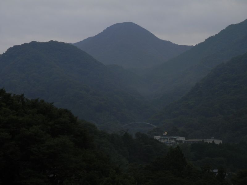 梁川大橋より、矢平山を望む