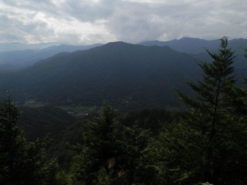 細野山より、秋山二十六夜山を望む