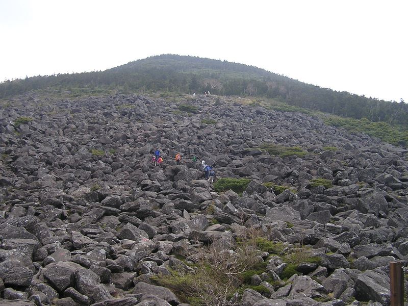 編笠山 -- 青年小屋から編笠山を振り返る