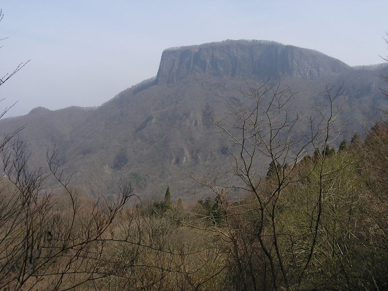 荒船山 -- この山容から荒船山の名が