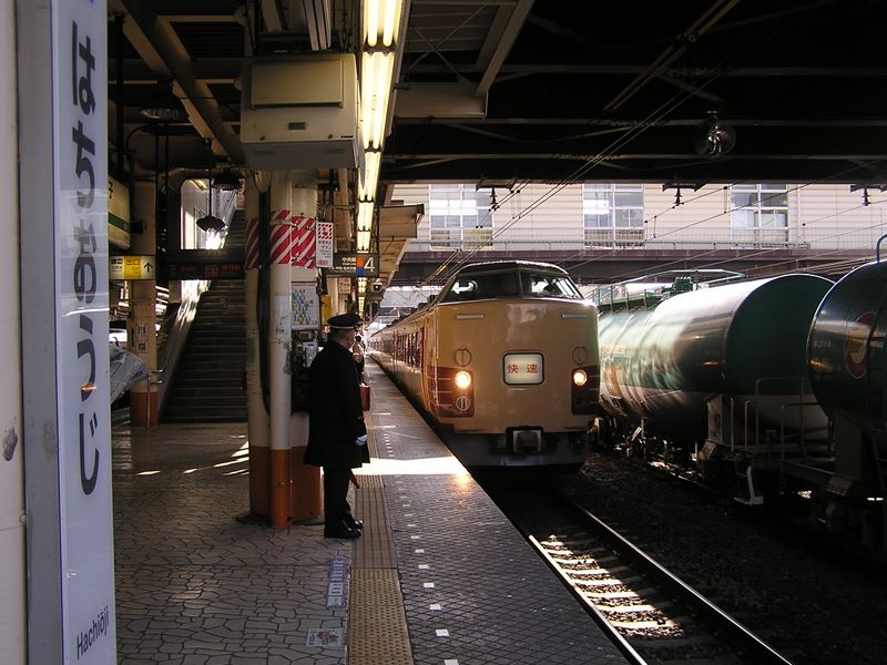 ホリデー快速河口湖行きがやって来た。特急券なしで乗れる