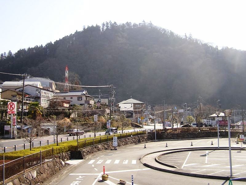 国道20号の向うに嵐山。相模湖と周辺の山々の手ごろな展望台