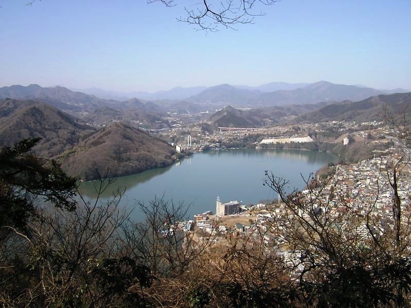 嵐山山頂より望む、相模湖。「かながわの景勝50選」