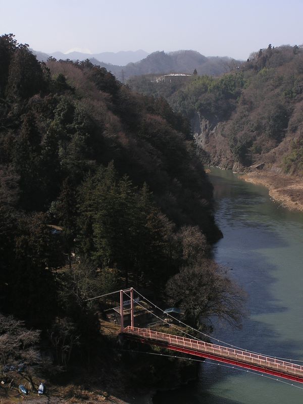 弁天橋の向うにうっすらと富士山