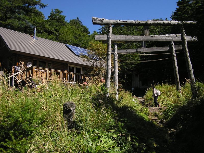 浅間山 -- 火山館に到着