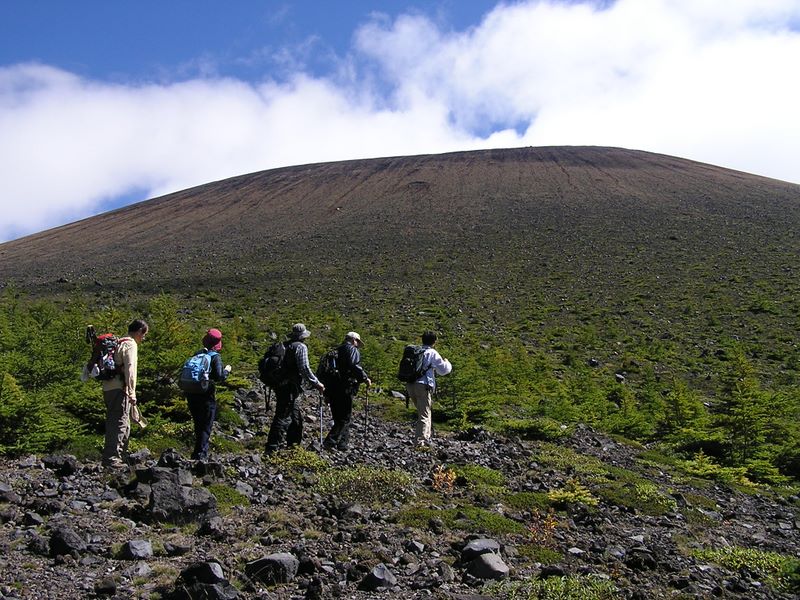 浅間山 -- これから時計回りに斜面を登って行く