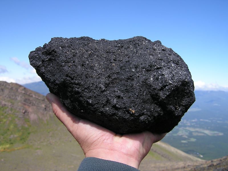 浅間山 -- 穴だらけだがずっしり