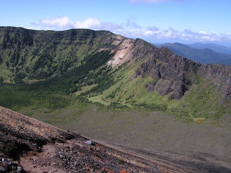 浅間山 -- 第１外輪山と賽の河原（下の平原）を望む