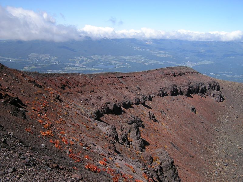 浅間山 -- 歩いてきた第二外輪山を振り返る