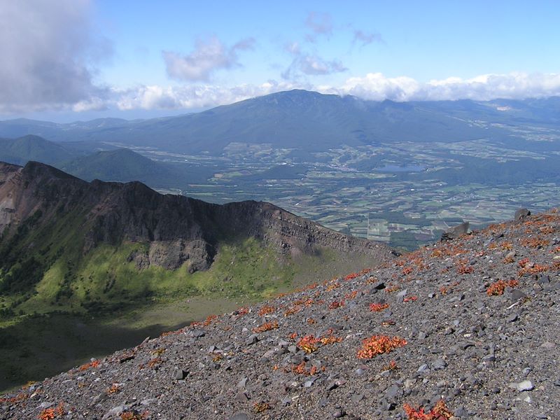 浅間山より、四阿山（中央遠方）、田代湖、第1外輪山（手前）を望む