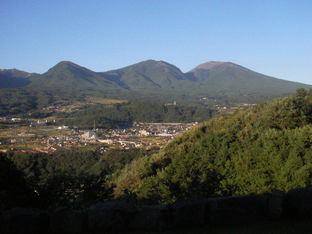 浅間山 -- 「あぐりの湯こもろ」から浅間連山を望む