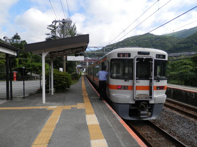 谷峨駅で下車