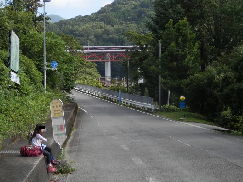 谷峨駅前でバスを待つ