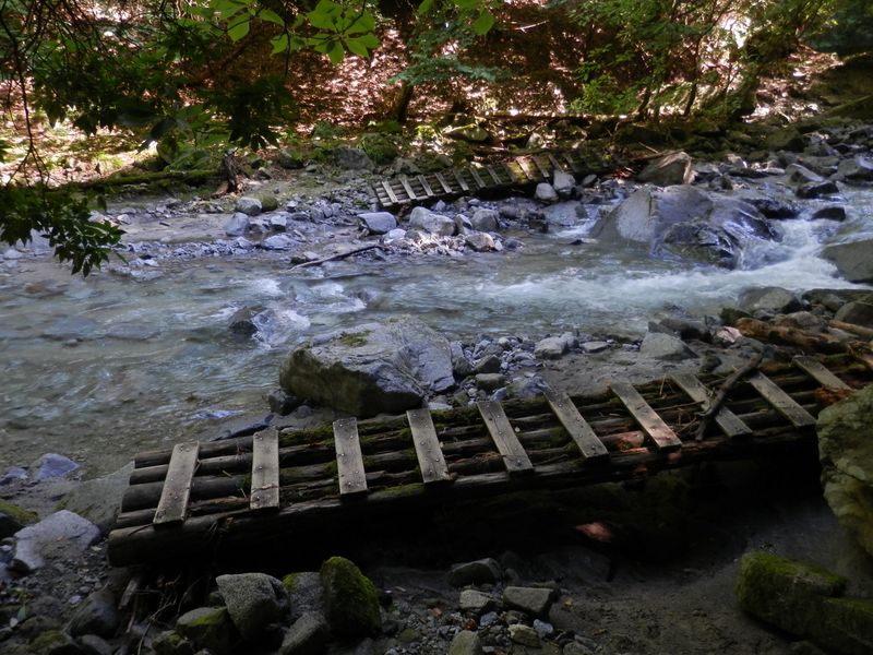 流れの浅いところを選んで渡渉