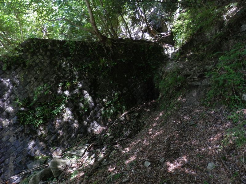 堰堤の右に、しっかり固定されたロープ