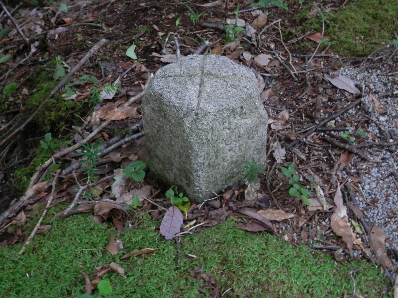 やせ尾根にこんな石柱が