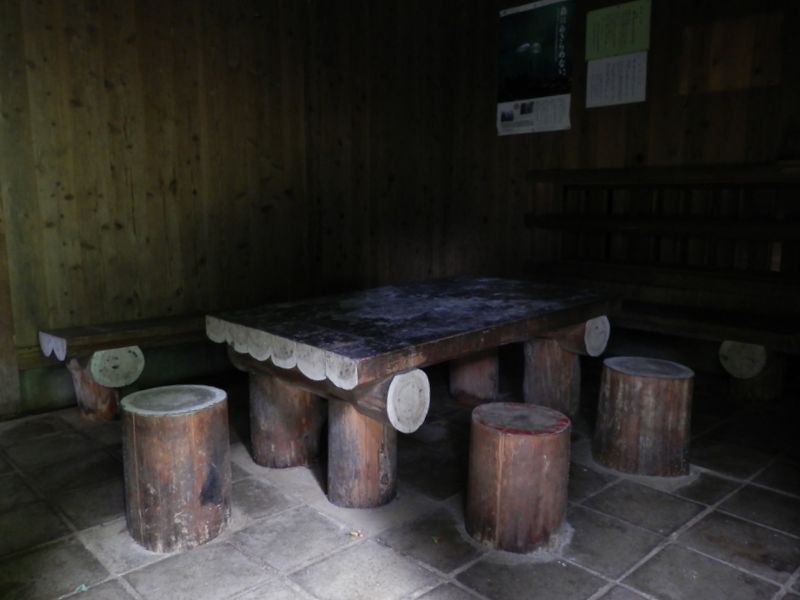 一軒屋避難小屋の中