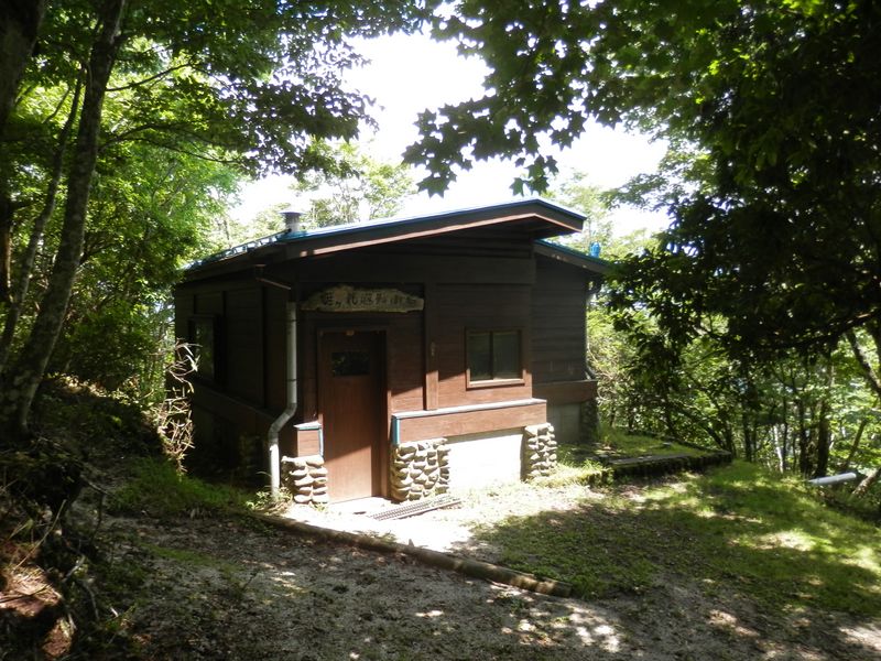 畦ヶ丸避難小屋に到着