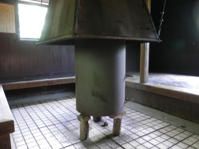 畦ヶ丸避難小屋の中