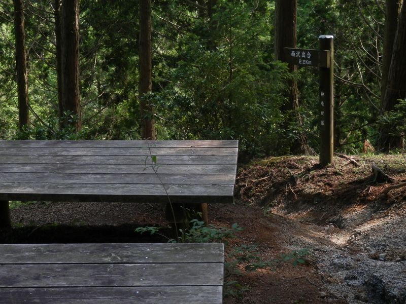 畦ヶ丸 -- 時間調整のため小休止した休憩所