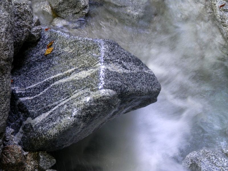 つやつやと輝く石