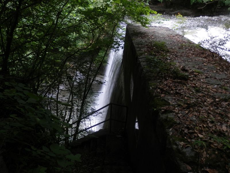 轟音を立てる堰堤