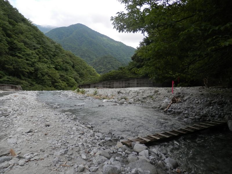 この木橋の左にあった木橋は流されていた