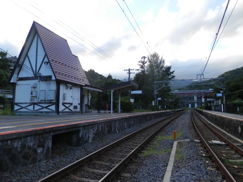 谷峨駅で、きょう最後の”渡渉”