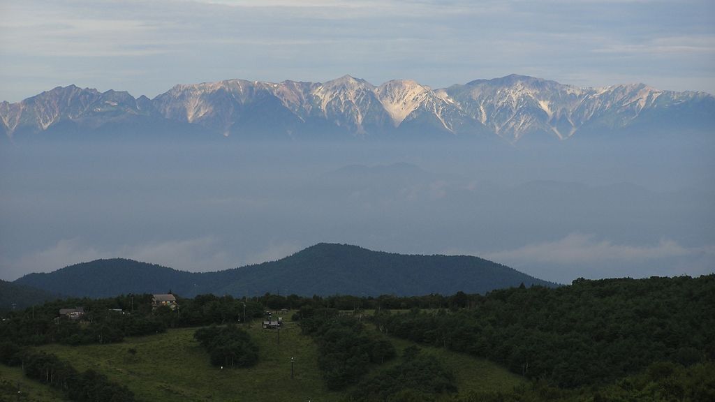 四阿山 -- 菅平牧場より、北アルプスを望む