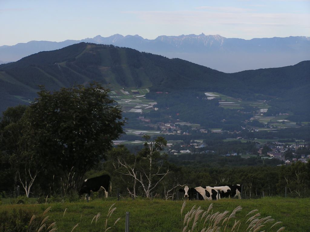 四阿山 -- 菅平牧場と槍・穂高の峰々