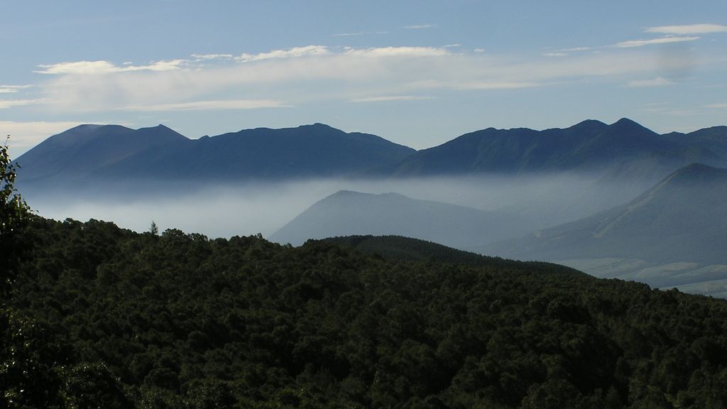 四阿山 -- 左に浅間山、中央に黒斑山、右に東篭ノ登山と西篭ノ登山