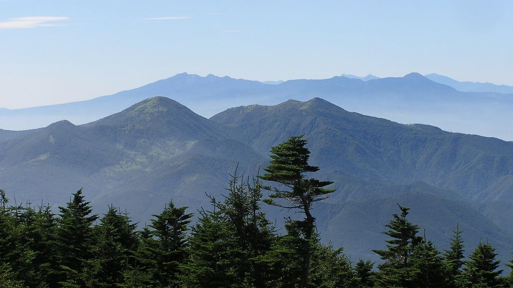 四阿山 -- 八ヶ岳を望む