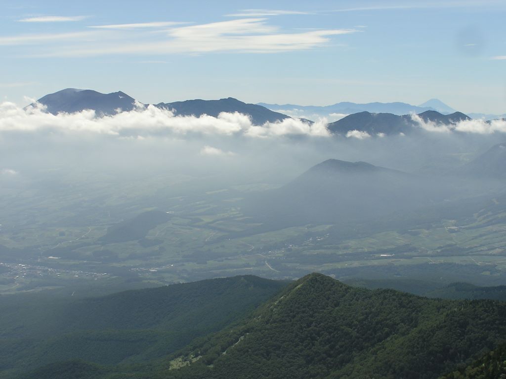 四阿山頂より南東に、浅間山と富士山を望む