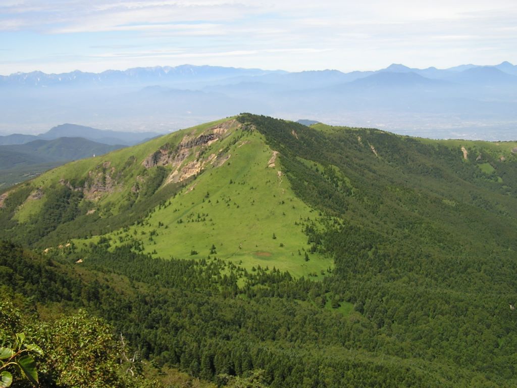 四阿山より、眼下の根子岳を望む